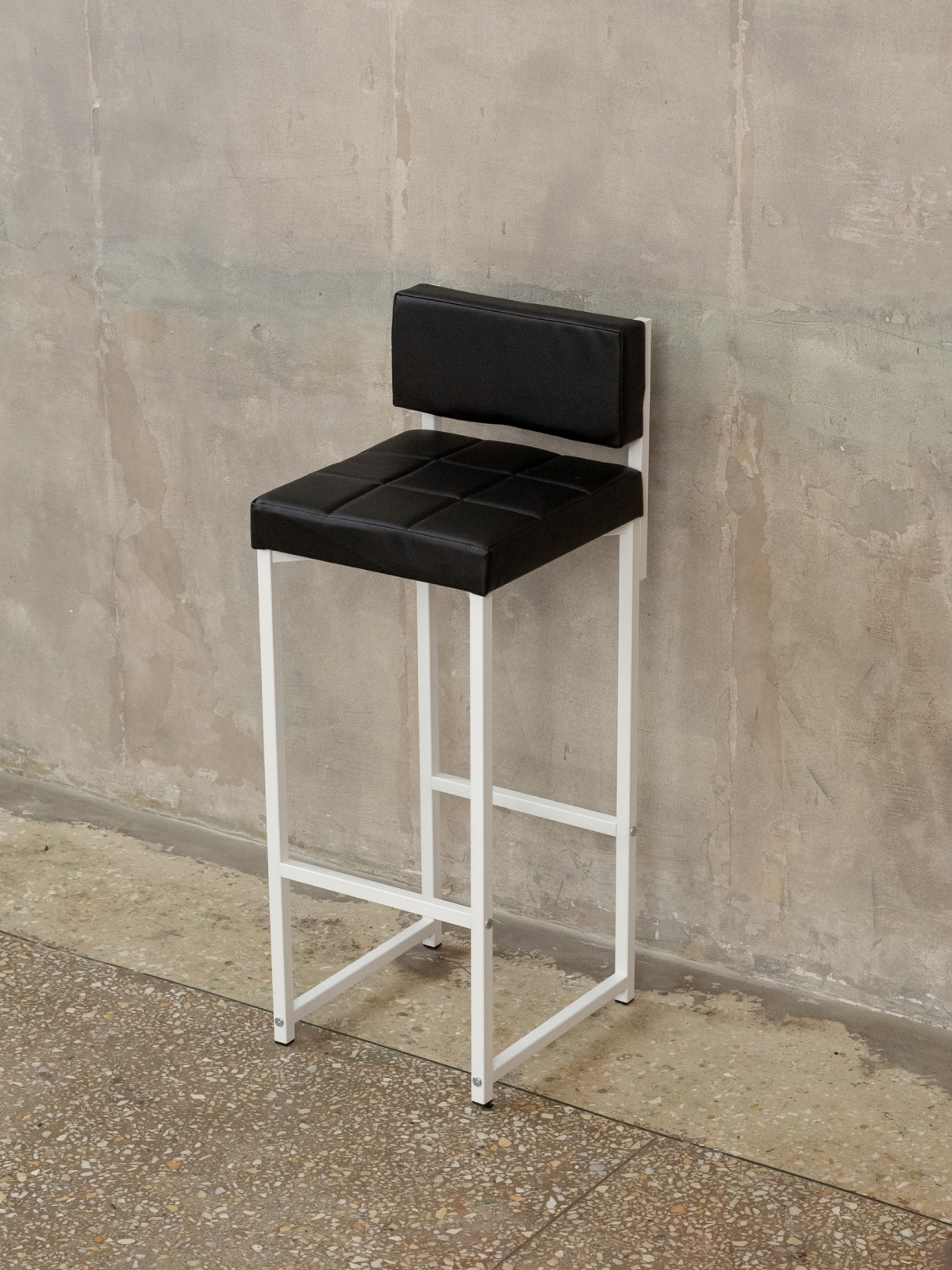 Барный стул со спинкой мягкий лофт Тоба белый/черный