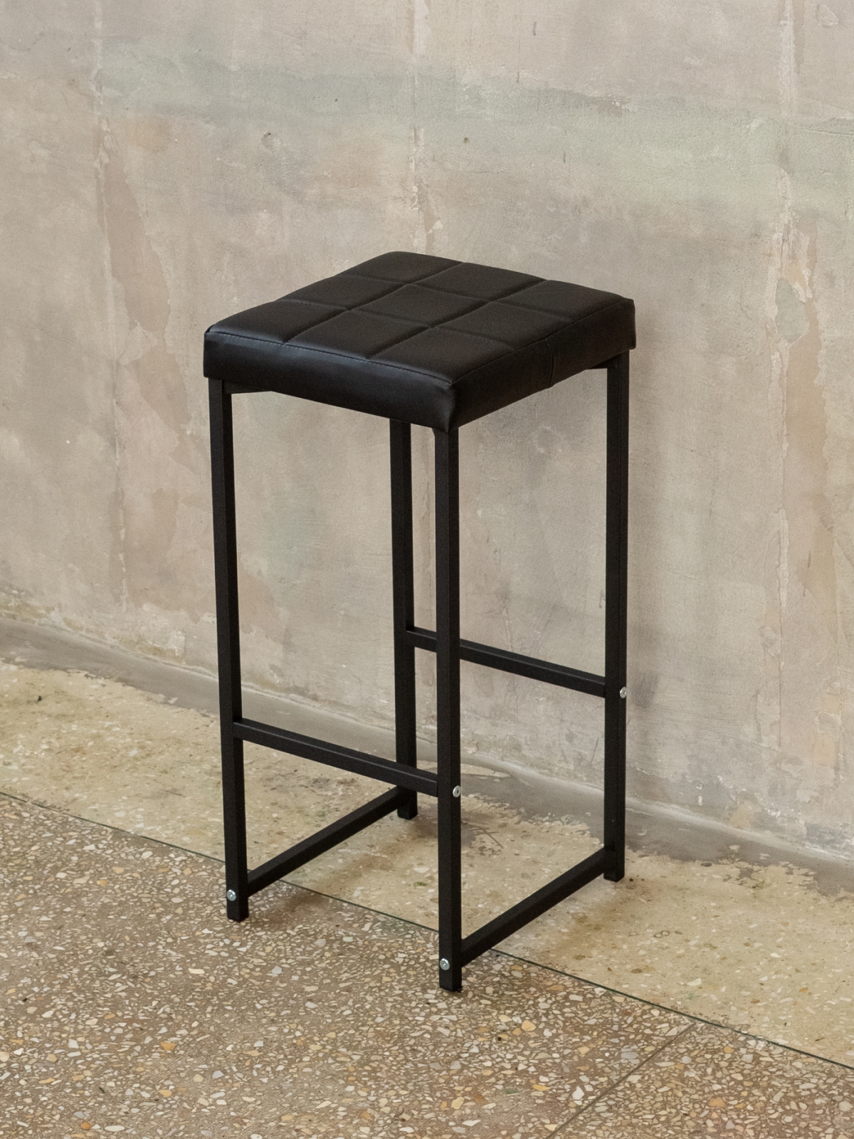 Барный стул табурет с мягким сиденьем Нио черный/черный