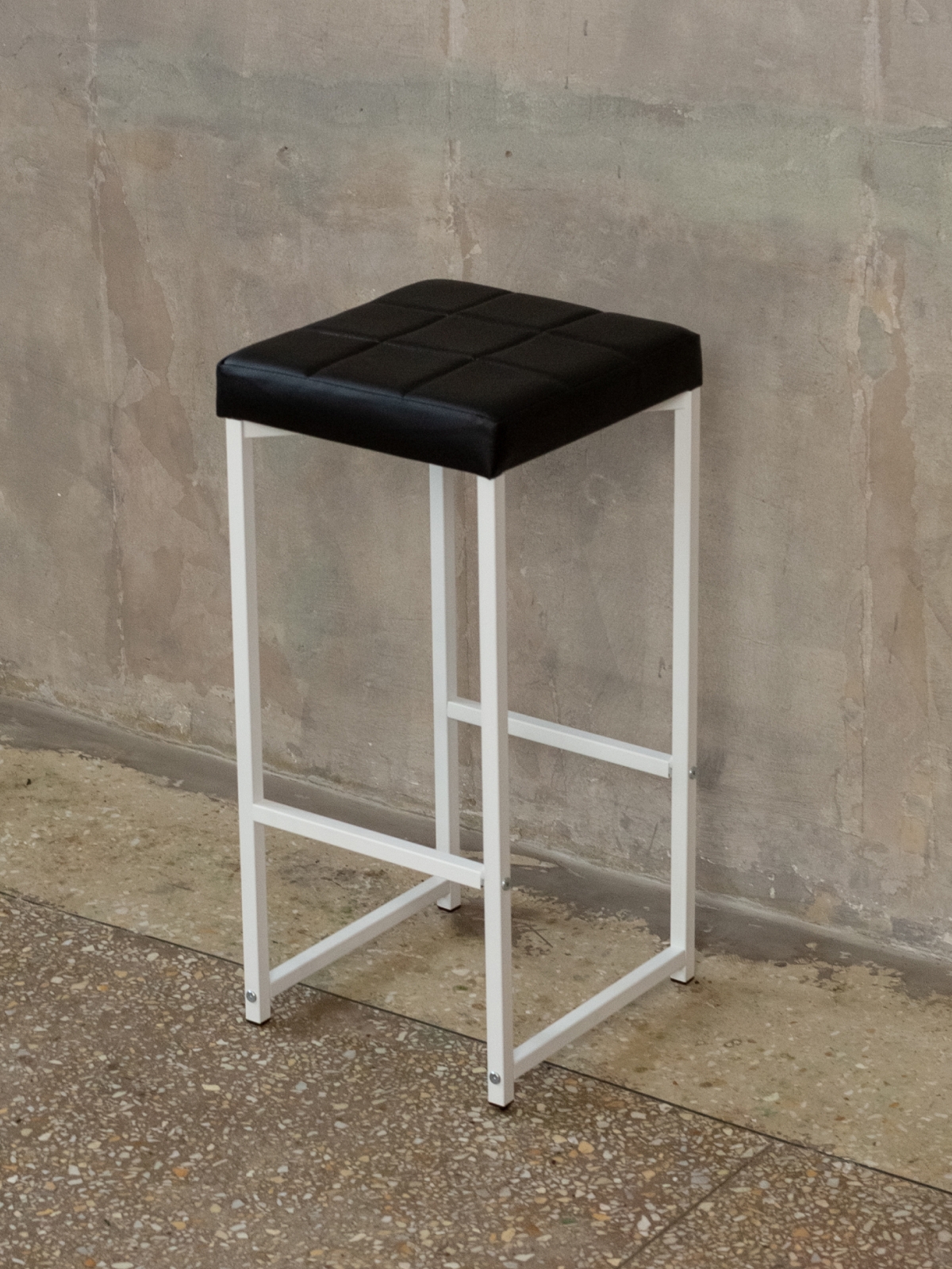 Барный стул табурет с мягким сиденьем Нио белый/черный