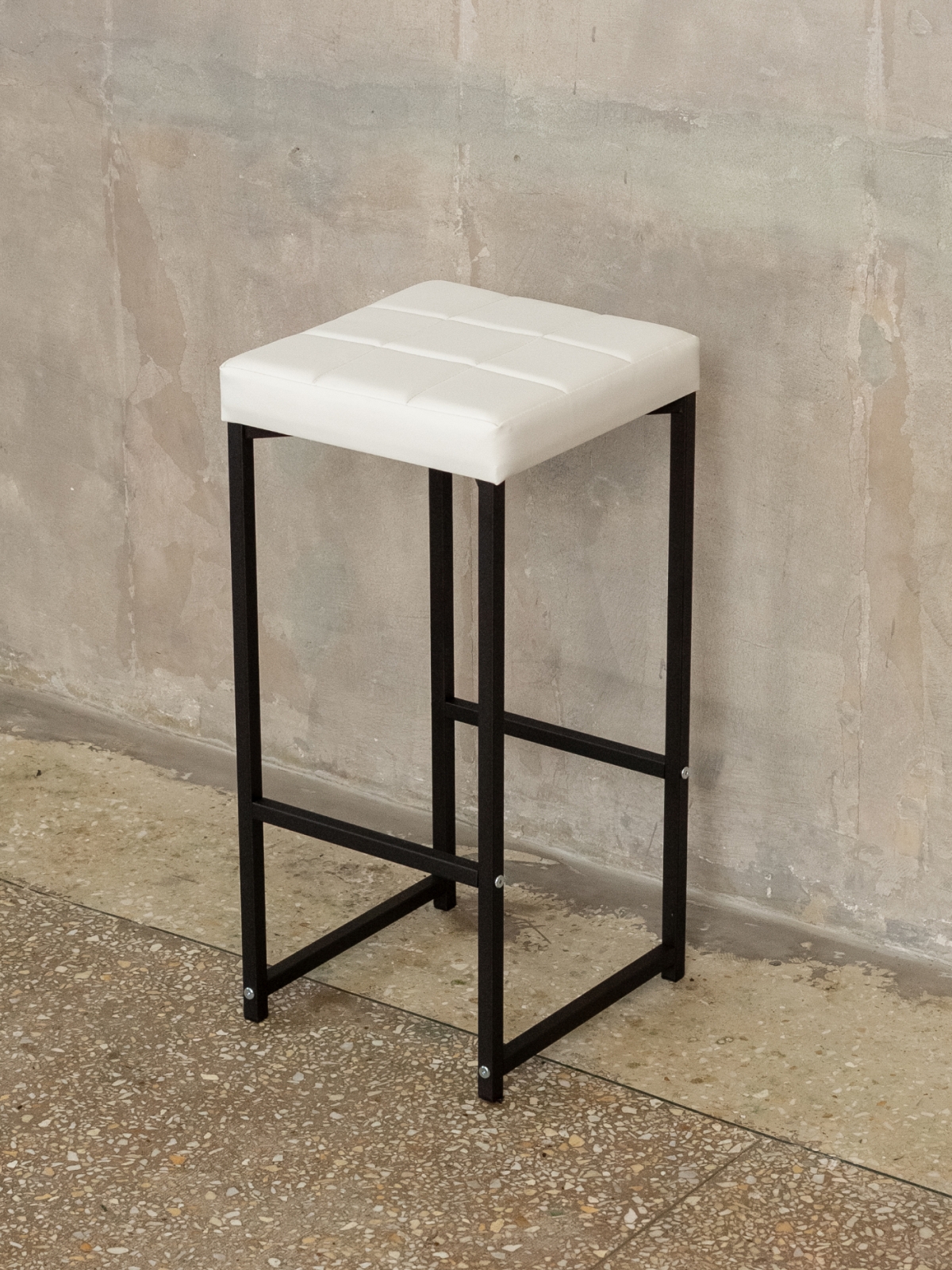 Барный стул табурет с мягким сиденьем Нио черный/белый