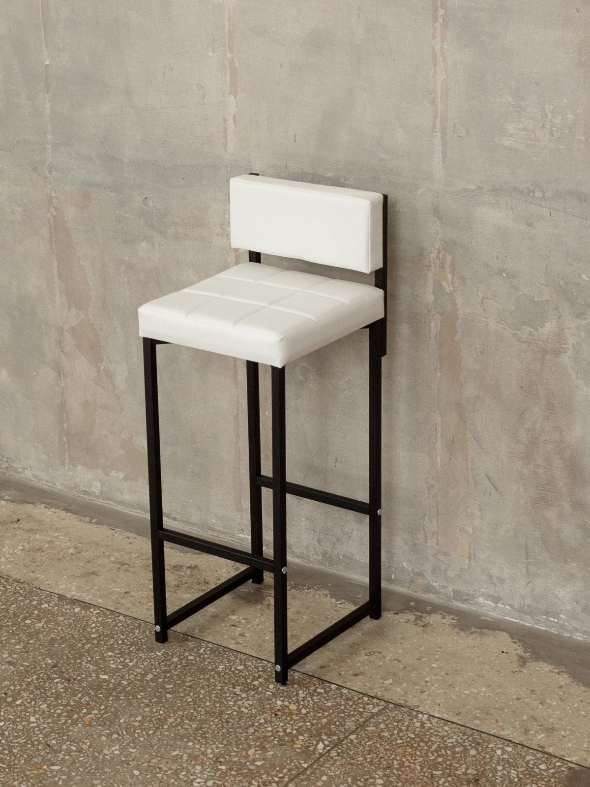 Барный стул со спинкой мягкий лофт Тоба черный/белый